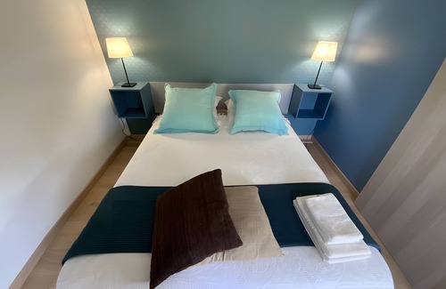 Quartier des Espesses Bed & Breakfast | Bed and Breakfast 'Bleu' with Shared Pool, Private Terrace and Air Conditioning