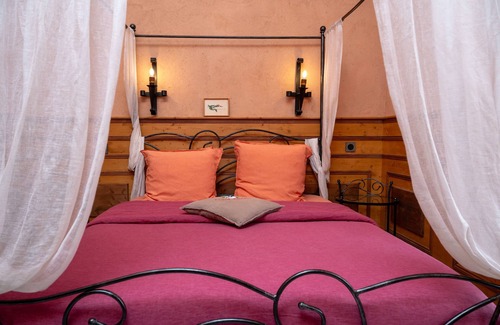Pluvigner Bed & Breakfast | Bed and Breakfast 'Chambre Lancelot' with Shared Terrace, Shared Garden and Wi-Fi