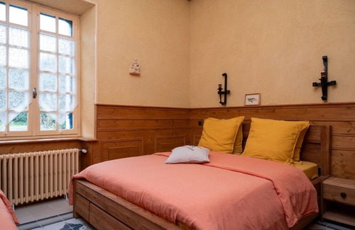 Pluvigner Bed & Breakfast | Bed and Breakfast 'Chambre Lancelot' with Shared Terrace, Shared Garden and Wi-Fi