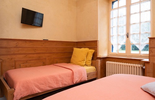 Pluvigner Bed & Breakfast | Bed and Breakfast 'Chambre Lancelot' with Shared Terrace, Shared Garden and Wi-Fi