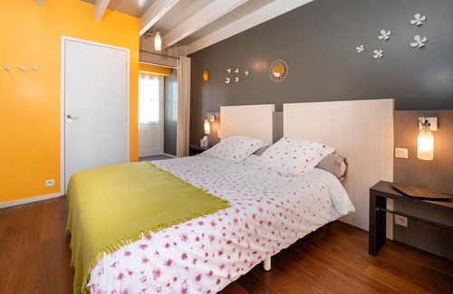 Arzano Bed & Breakfast | Bed and Breakfast 'Chambre Magnolia' with Shared Pool, Shared Terrace and Wi-Fi