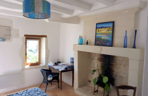 Tavant Bed & Breakfast | Bed and Breakfast 'Destination Paisibleue' with Shared Terrace, Shared Garden and Wi-Fi