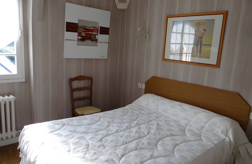 Cancale Bed & Breakfast | Bed and Breakfast 'La Mansardière - Chambre 4' with Shared Garden and Wi-Fi