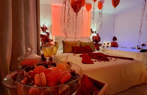 Le Luc Bed & Breakfast | Bed and Breakfast 'La Suite Love' with Mountain View, Wi-Fi and Air Conditioning