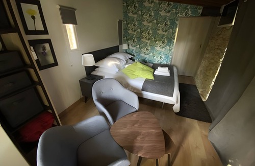 Quartier des Espesses Bed & Breakfast | Bed and Breakfast 'Vert' with Shared Pool, Wi-Fi and Air Conditioning