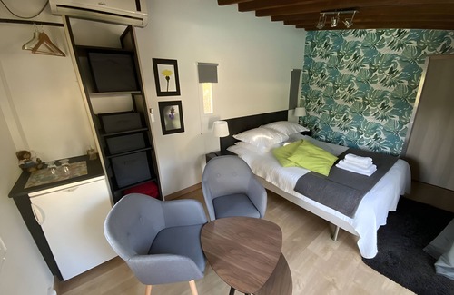 Quartier des Espesses Bed & Breakfast | Bed and Breakfast 'Vert' with Shared Pool, Wi-Fi and Air Conditioning