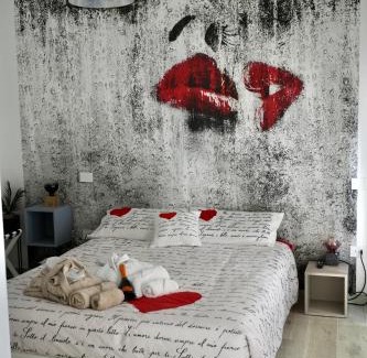 San Benedetto del Tronto Apartment | Bed Art Relaxing Suite - Appartamento con Sauna Love Suite Gallery