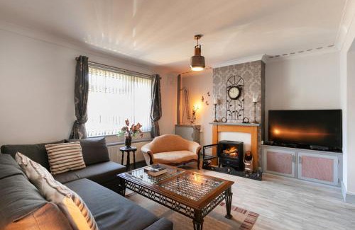Newark House | BED AT BOWBRIDGE Spacious house and parking