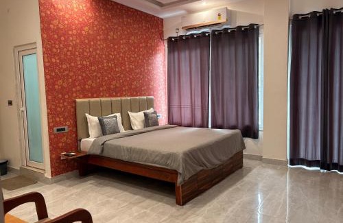 Shivanandi Hotel | Bed iN Mountain - BNM Stays