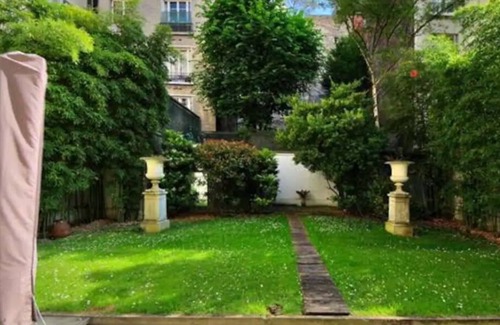 Porte-Dauphine House | Bedroom and small study on veranda overlooking quiet garden