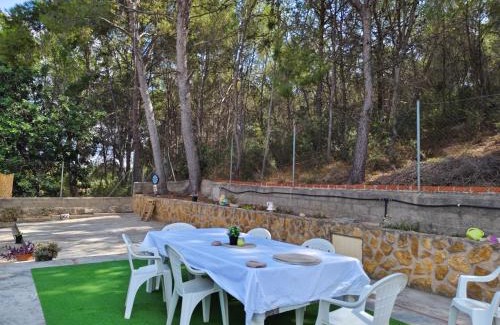 Lliria House | Bedroom with private bathroom One Bedroom Family Suite in forest with good view 80m2 large swimming pool in music city Lliria The garden and swimmingpool and garden are shared