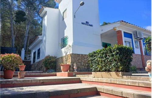 Lliria House | Bedroom with private bathroom One Bedroom Family Suite in forest with good view 80m2 large swimming pool in music city Lliria The garden and swimmingpool and garden are shared