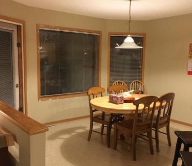 Fort Gary House | Bedrooms in Kenaston, Close to Walmart, Costco, IKEA, Outlet, Unversity of Manitoba
