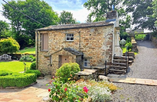 Worton Cottage | Beebole Cottage, cosy 17th century cottage in heart of Yorkshire Dales near lake