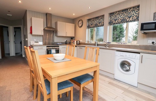 Preston Cottage | BEECH LODGE, character holiday cottage, with a garden in Goosnargh