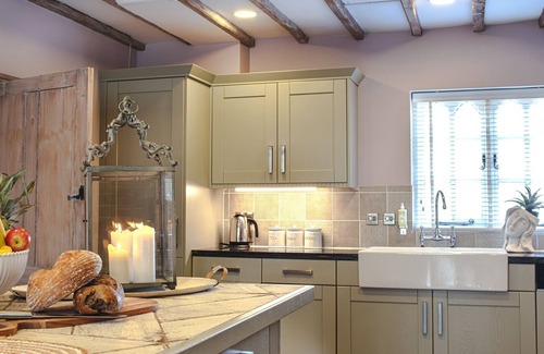 Quedgeley Cottage | Beecham Farmhouse - sleeps 12 guests in 6 bedrooms