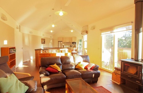 Marysville House | BEECHES - Timber clad house, quiet location