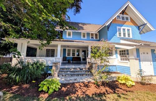 Bridgeport House | Beechmont-Charming Colonial for Events and Getaways!