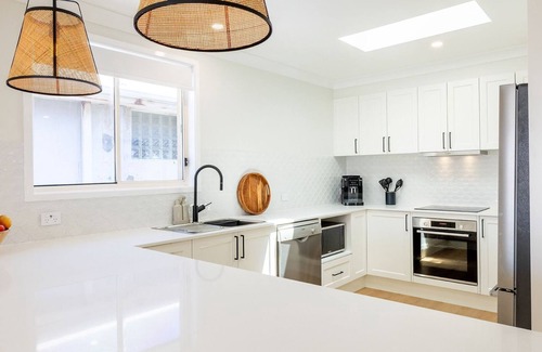 Anna Bay House | Bel Air, 8A Ocean Ave - pet friendly, water views and air con