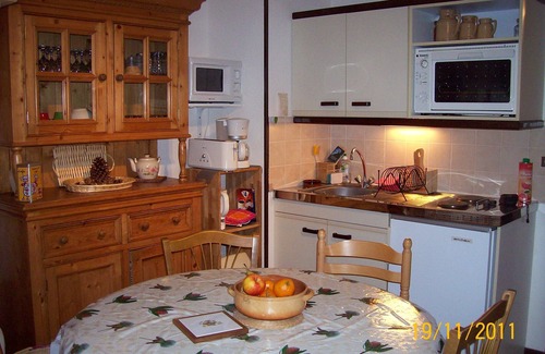 Laveissiere Apartment | BEL APPARTEMENT T2 balcony view Cantal lead. IDEAL 4 Pers.