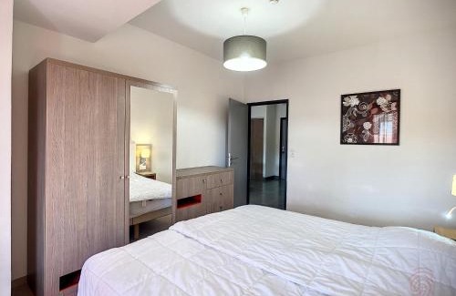 Lamalou-les-Bains Apartment | Bel F2 climatisé, terrasse, parking, à 50m des Thermes de Lamalou-les-Bains, animaux acceptés - FR-1-451-193
