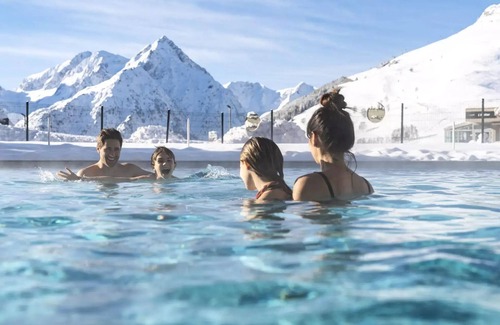 Mont-de-Lans Apartment | Belambra Clubs Les 2 Alpes Les Crestes - All inclusive - Premium Room 2 Adults and 2 Children Room Night View Impregnable