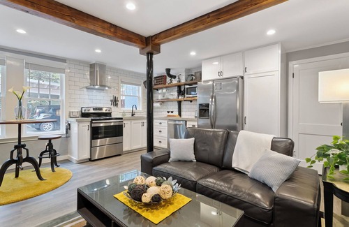 Greater Belhaven House | Belhaven Arts Hideaway: 1932 craftsman guest suite featuring local artists