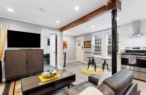 Greater Belhaven House | Belhaven Arts Hideaway: 1932 craftsman guest suite featuring local artists
