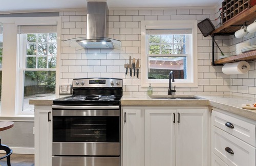 Greater Belhaven House | Belhaven Arts Hideaway: 1932 craftsman guest suite featuring local artists
