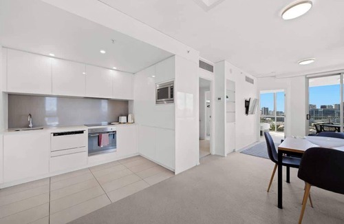 Bowen Hills Apartment | Belise - Executive 14th Floor Apt for 2 plus parking
