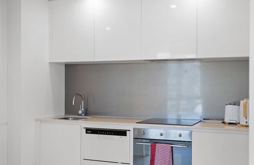 Bowen Hills Apartment | Belise - Executive 14th Floor Apt for 2 plus parking