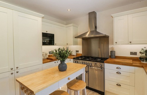 Stow-on-the-Wold House | BELL GARDEN, pet friendly, with open fire in Stow-On-The-Wold