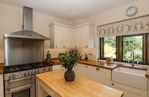 Stow-on-the-Wold House | BELL GARDEN, pet friendly, with open fire in Stow-On-The-Wold