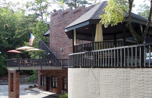 Eureka Springs Historic District Apartment | Bella Paradiso 10 - King Studio with Kitchenette, Walk to Downtown, Free Parkin