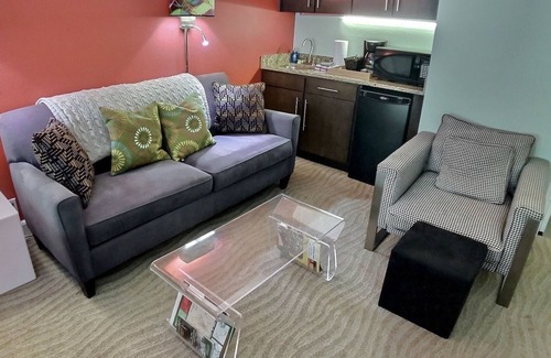Eureka Springs Historic District Apartment | Bella Paradiso Condo 12 - King Studio with Kitchenette - Walk to Downtown, Free