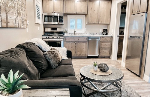 Flagstaff Cottage | BellaVue Estate Cottage Chalet #2 - Cozy Cute & Clean, Central location