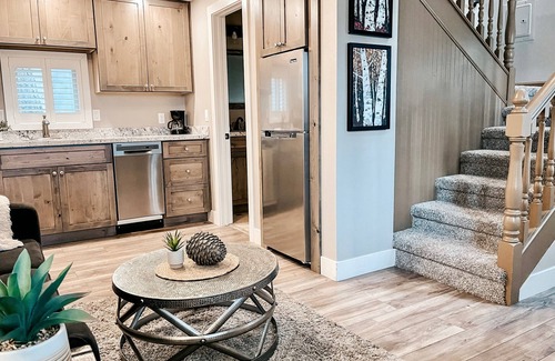 Flagstaff Cottage | BellaVue Estate Cottage Chalet #2 - Cozy Cute & Clean, Central location