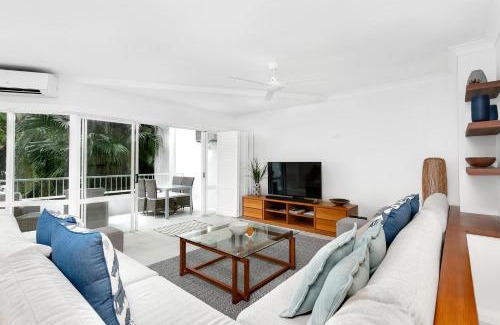 Palm Cove Apartment | Belle Escapes Luxury Poolview Suite 42 Alamanda Resort Palm Cove