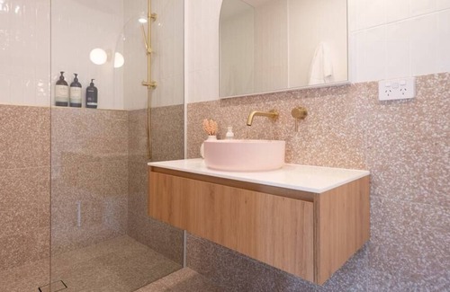 Trevallyn House | Belleview Studio - spacious 1 bed stay