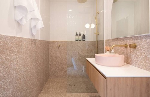 Trevallyn House | Belleview Studio - spacious 1 bed stay