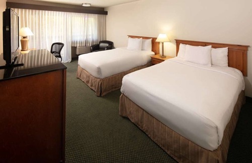 West Bellevue Hotel | Bellevue Retreat! 4 Units Near Bellevue Botanical Garden! Pets are Welcome!