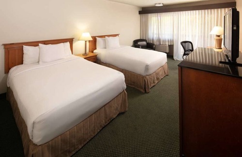 West Bellevue Hotel | Bellevue Retreat! 4 Units Near Bellevue Botanical Garden! Pets are Welcome!