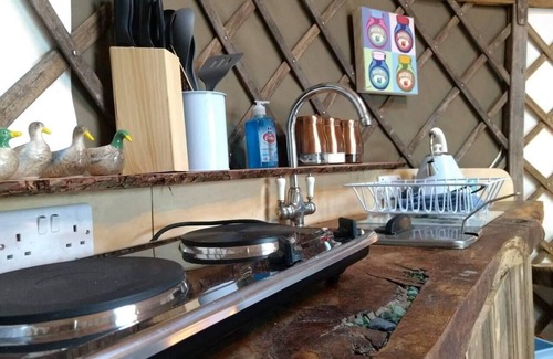 Ryde Cabin | Bembridge Harbour Yurt - Log Burner - WiFi