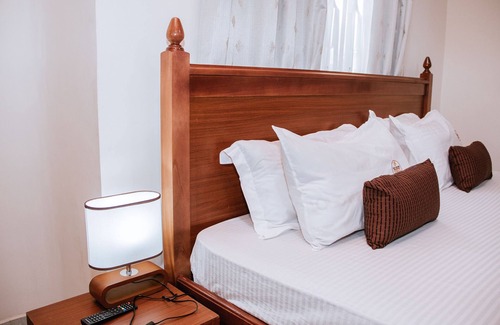 Accra Hotel | Ben and Moons Lodge and Event Center