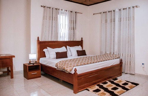 Accra Hotel | Ben and Moons Lodge and Event Center