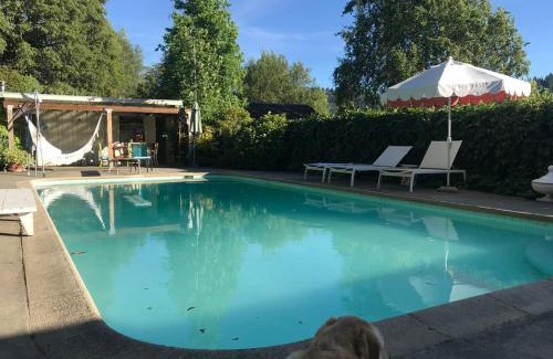 Benbow House | Benbow guesthouse with private bathroom and salt pool-pet friendly