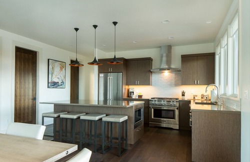 Bend House | Bend Beauty ~ free concert shuttle ~ modern ~ soaking tub ~ resort access ~ NEW!