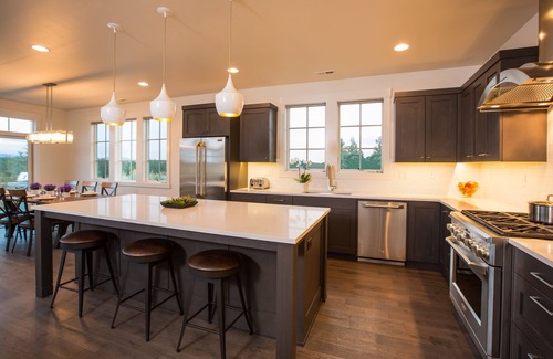 Bend House | Bend's Best! Park ~ resort pool + amenities ~ fitness ~ golf~ hot tub ~ W/D ~ 🐶