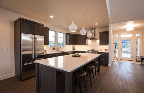 Bend House | Bend's Best! Park ~ resort pool + amenities ~ fitness ~ golf~ hot tub ~ W/D ~ 🐶