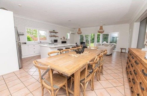Orange House | Benview Cottage - CBD, Sleeps 8, Pizza Oven
